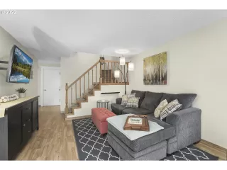 Photo #5: 22095448 Listing