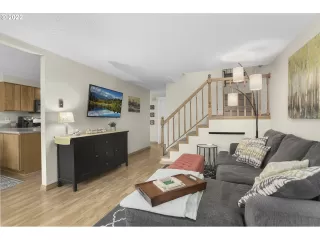 Photo #6: 22095448 Listing