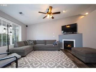 Photo #5: 22095681 Listing