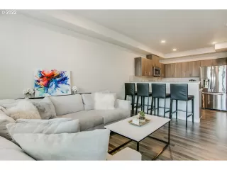 Photo #4: 22095762 Listing