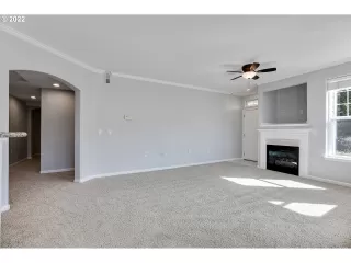 Photo #6: 22095949 Listing