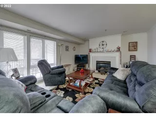 Photo #6: 22096065 Listing