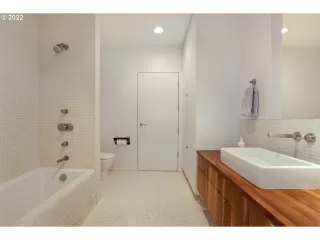 Photo #5: 22097950 Listing