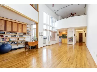 Photo #6: 22099398 Listing