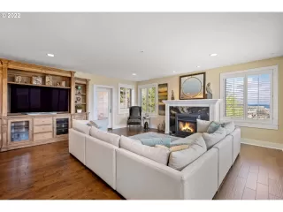 Photo #6: 22100794 Listing