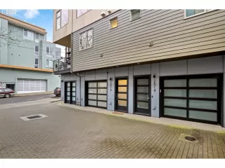 Photo #2: 22100926 Listing 