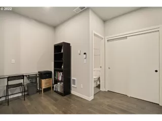 Photo #4: 22100926 Listing 