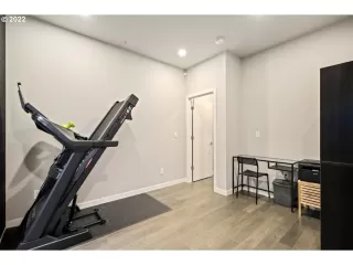 Photo #5: 22100926 Listing 