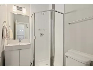 Photo #6: 22100926 Listing 