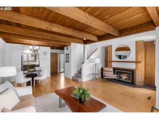 Photo #4: 22102747 Listing