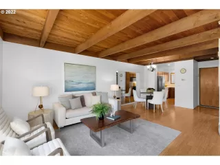 Photo #5: 22102747 Listing