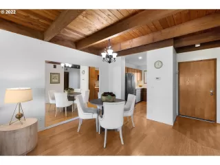 Photo #6: 22102747 Listing