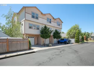 Photo #3: 22102983 Listing