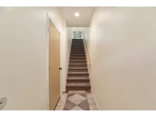 Photo #5: 22102983 Listing