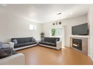 Photo #6: 22102983 Listing