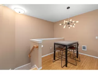 Photo #4: 22104120 Listing