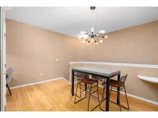 Photo #5: 22104120 Listing