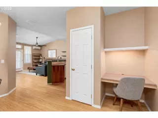 Photo #6: 22104120 Listing