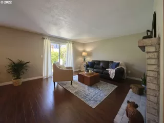 Photo #4: 22104529 Listing