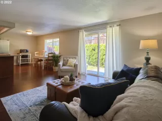 Photo #5: 22104529 Listing