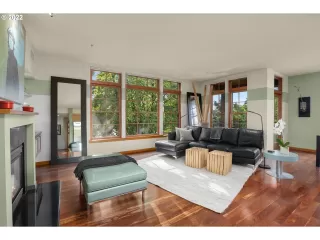 Photo #4: 22104583 Listing