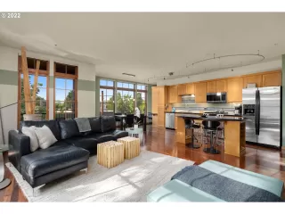 Photo #5: 22104583 Listing