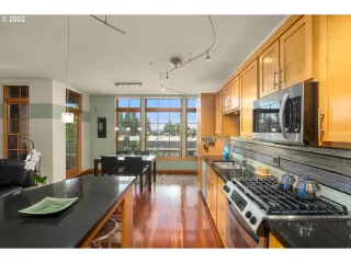 Photo #6: 22104583 Listing
