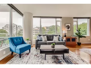 Photo #5: 22105361 Listing