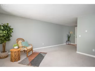 Photo #5: 22105957 Listing