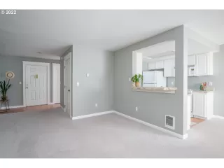 Photo #6: 22105957 Listing