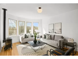 Photo #4: 22106012 Listing