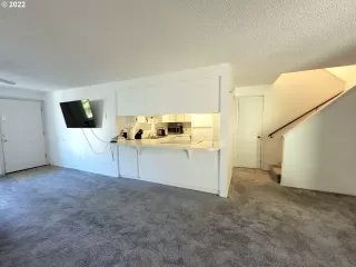 Photo #5: 22106219 Listing