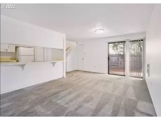 Photo #6: 22106219 Listing