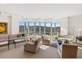 Photo #5: 22106261 Listing