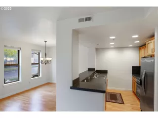 Photo #5: 22106316 Listing