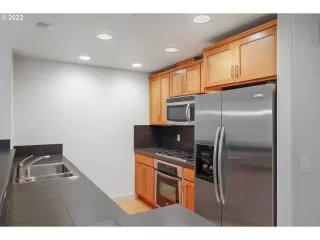 Photo #6: 22106316 Listing