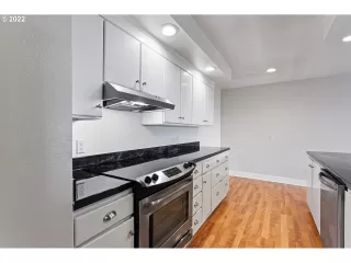 Photo #5: 22106543 Listing