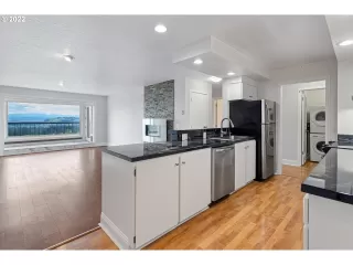 Photo #6: 22106543 Listing