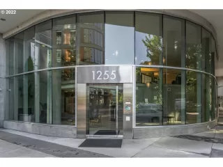 Photo #3: 22107730 Listing