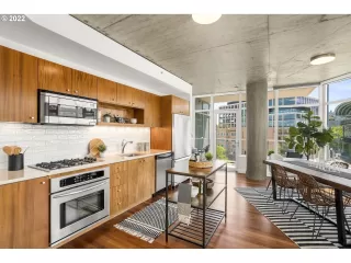 Photo #5: 22108102 Listing