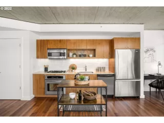 Photo #6: 22108102 Listing