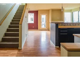 Photo #4: 22109315 Listing