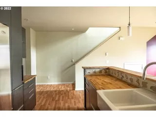 Photo #6: 22109315 Listing