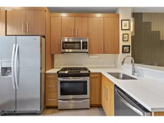 Photo #5: 22109850 Listing