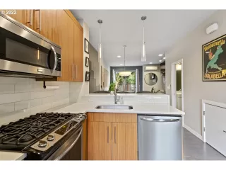 Photo #6: 22109850 Listing