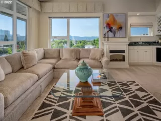 Photo #5: 22109945 Listing