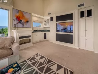 Photo #6: 22109945 Listing