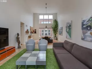 Photo #5: 22110047 Listing