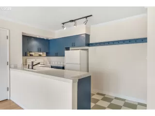 Photo #3: 22111054 Listing