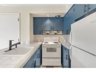 Photo #5: 22111054 Listing